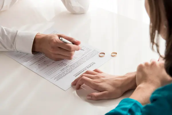 En Derecho & Equidad consideramos esencial que usted conozca qué son las capitulaciones matrimoniales en Colombia para proteger sus bienes y acuerdos económicos antes de contraer matrimonio. Estas capitulaciones son...